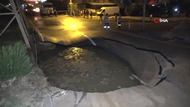 Su borusu patlayınca yol çöktü